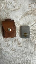 Harley Davidson zippo met leren hoesje, Verzamelen, Ophalen of Verzenden, Zo goed als nieuw, Aansteker