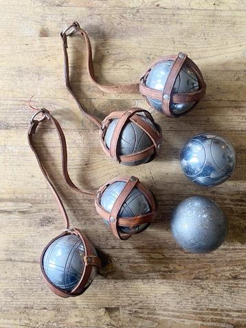 Zes antieke Obut jeu de boulle ballen in lederen houder beschikbaar voor biedingen