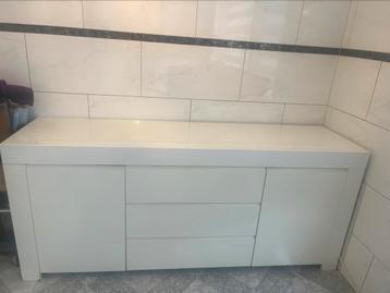 Hoogglans wit dressoir beschikbaar voor biedingen