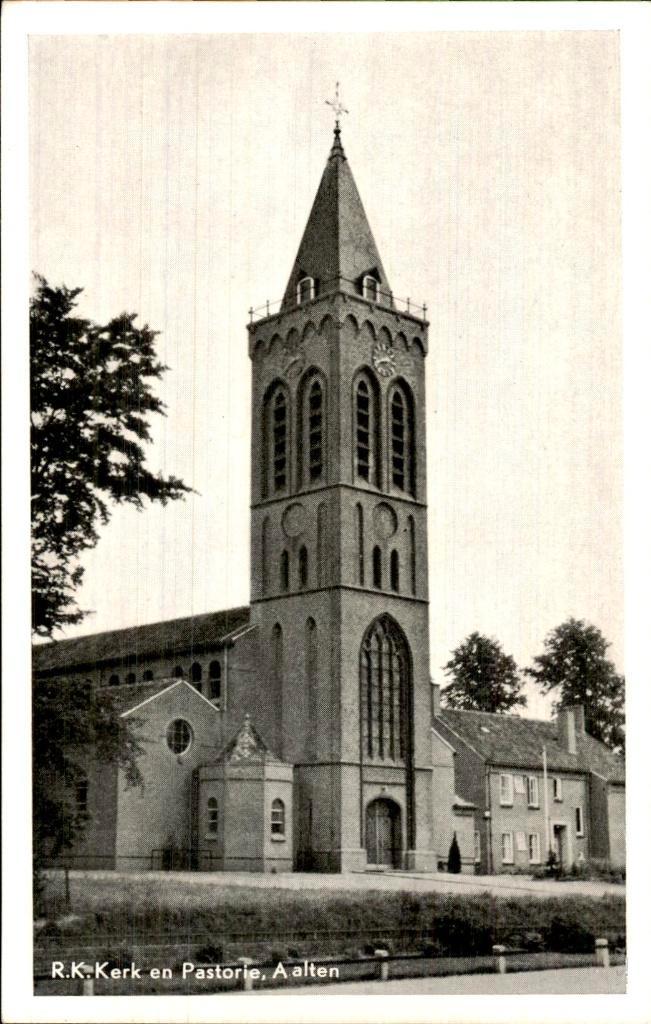 Aalten - R.K. Kerk - Pastorie, Verzamelen, Ansichtkaarten | Nederland, Ongelopen, Gelderland, 1940 tot 1960, Ophalen of Verzenden