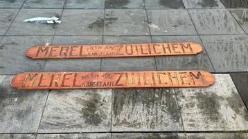 Antieke naamborden beschikbaar voor biedingen