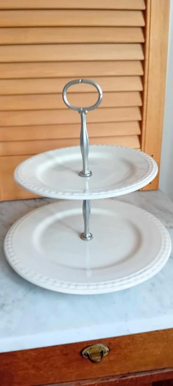 Etagere  beschikbaar voor biedingen