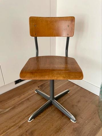 VINTAGE STOEL / STOELTJE / SCHOOLSTOEL / KINDERSTOEL HOUT beschikbaar voor biedingen