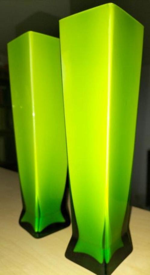 2 vaasjes mooie appelgroene kleur helemaal gaaf jaren 70?, Huis en Inrichting, Woonaccessoires | Vazen, Zo goed als nieuw, Groen