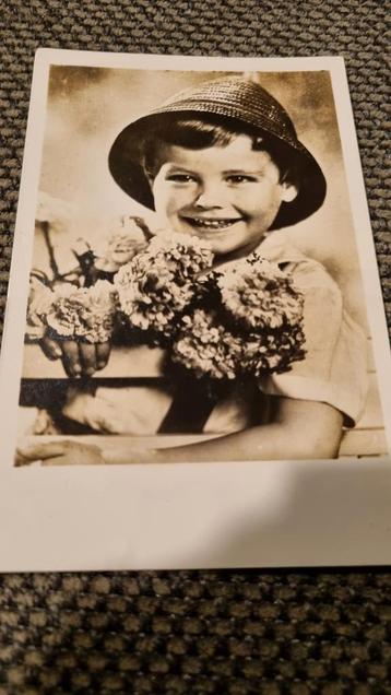 OUDE ANSICHTKAART JONGETJE MET HOEDJE EN BLOEMEN 48319 beschikbaar voor biedingen