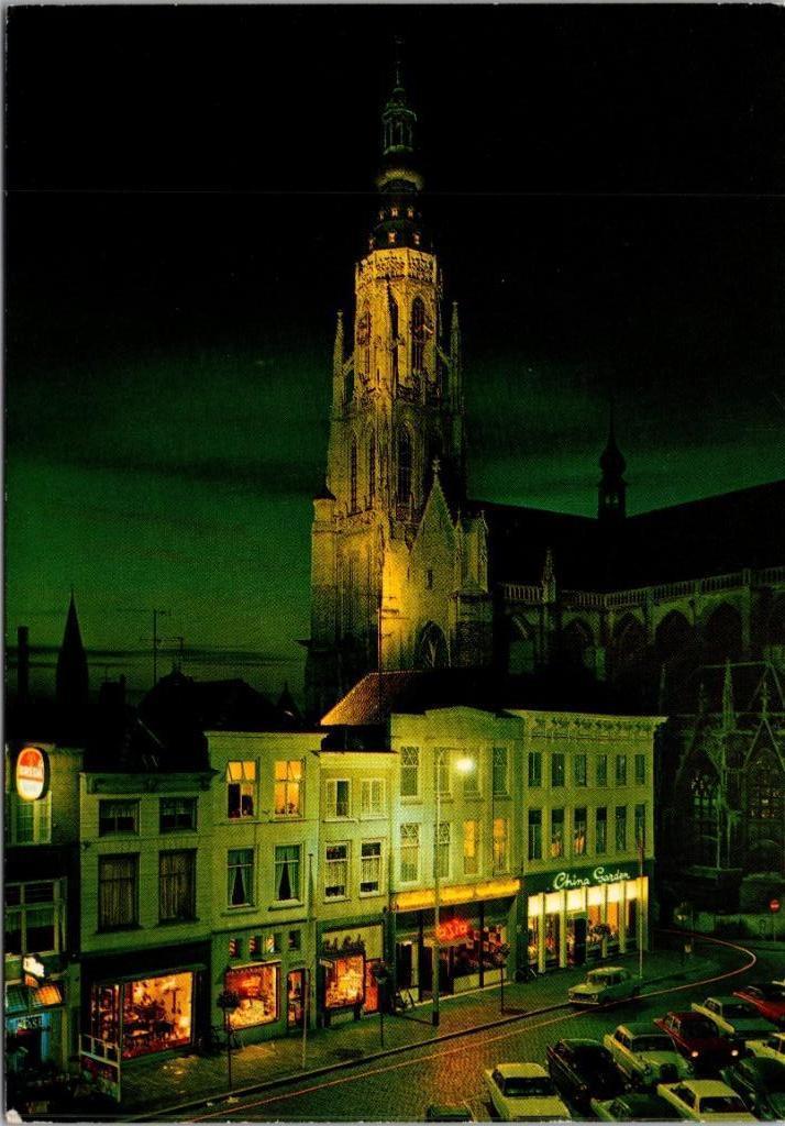 Breda - Grote Markt met toren van de Grote Kerk (1973) 2x, Verzamelen, Ansichtkaarten | Nederland, Gelopen, Noord-Brabant, 1960 tot 1980