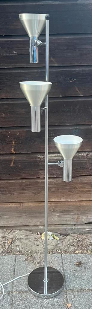 Vintage vloerlamp beschikbaar voor biedingen