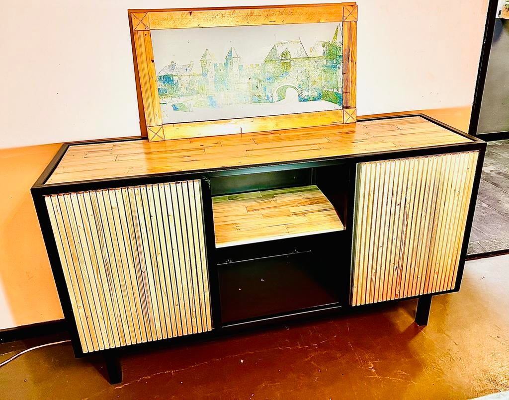 Dressoir. Staal en hout. Handgemaakt meubelstuk., Huis en Inrichting, Kasten | Dressoirs, Overige houtsoorten, Met deur(en), 150 tot 200 cm
