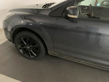 Vier seizoensbanden op licht metalen velg beschikbaar voor biedingen