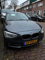 BMW 1-Serie 116I 100KW 5DR Aut8 2012 Grijs, Auto's, BMW, 65 €/maand, Zwart, 4 cilinders, Origineel Nederlands