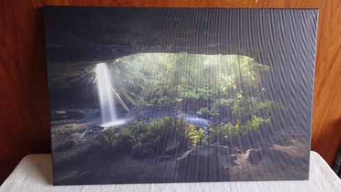 Print op canvas van jungle, grot met waterval, 60 bij 40 cm, Huis en Inrichting, Woonaccessoires | Schilderijen, Tekeningen en Foto's