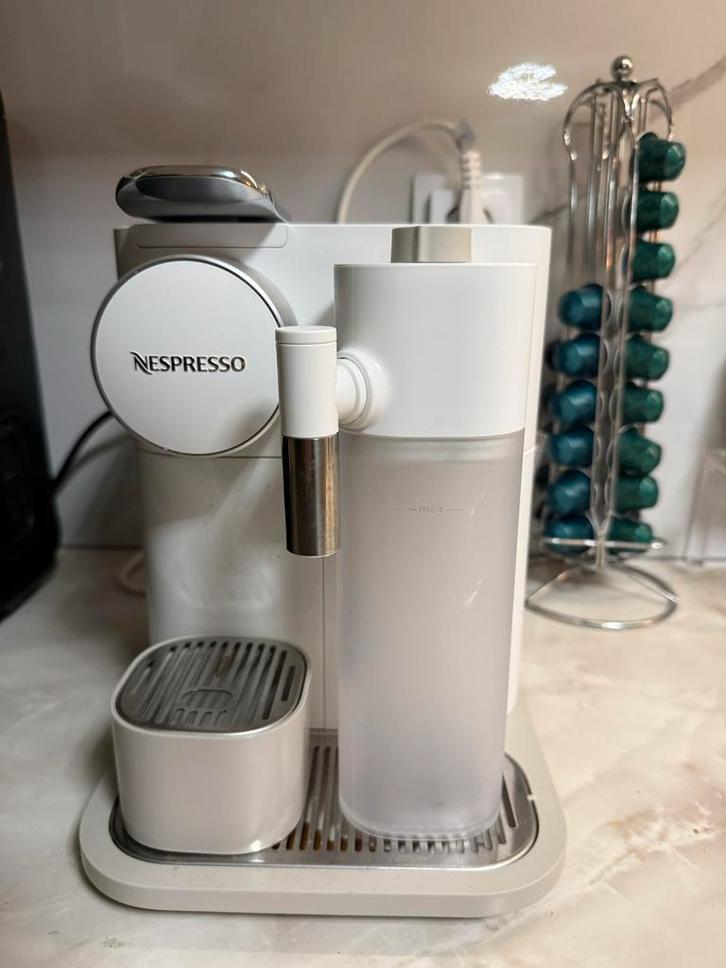 Nespresso Lattissima One - Zo goed als nieuw!, Witgoed en Apparatuur, Koffiezetapparaten, Zo goed als nieuw, Koffiepads en cups