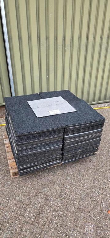 Gebruikte Tapijttegels - 80m2 (320 stuks) beschikbaar voor biedingen