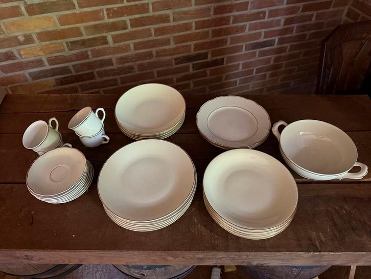 Wit servies met gouden randje. Hutschenreuther, Huis en Inrichting, Keuken | Servies, Gebruikt, Bord(en), Overige stijlen, Porselein