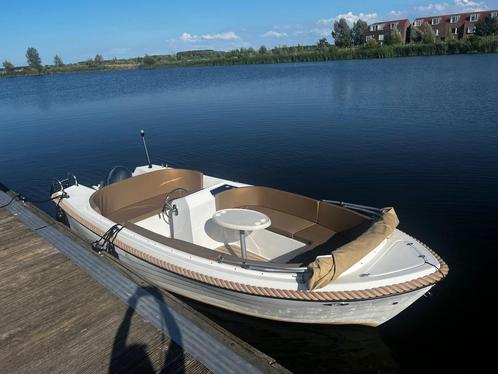 Ruime wit/taupe Valory 555 sloep (trailer en motor | 8 pers), Watersport en Boten, Sloepen, Zo goed als nieuw, 10 tot 30 pk, 3 tot 6 meter