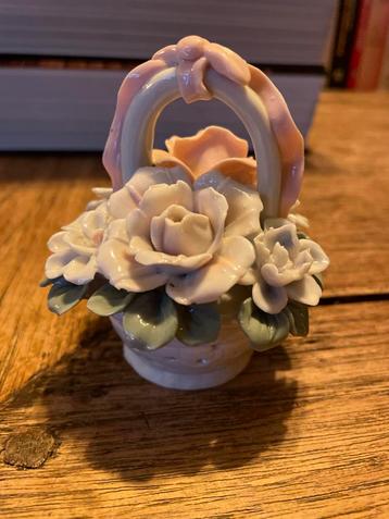 Lieflijk Porseleinen Bloemenmandje beschikbaar voor biedingen