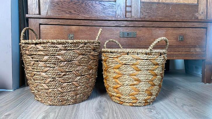 Twee gevlochten verstevigde manden met hengsels, Huis en Inrichting, Woonaccessoires | Schalen en Manden, Zo goed als nieuw, Mand