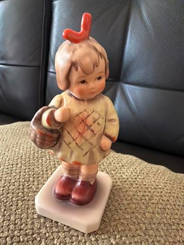 Goebel Hummeltje Figuur met Mand beschikbaar voor biedingen