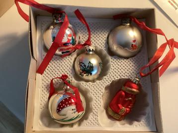 Kerstballen met rode details vintage beschikbaar voor biedingen