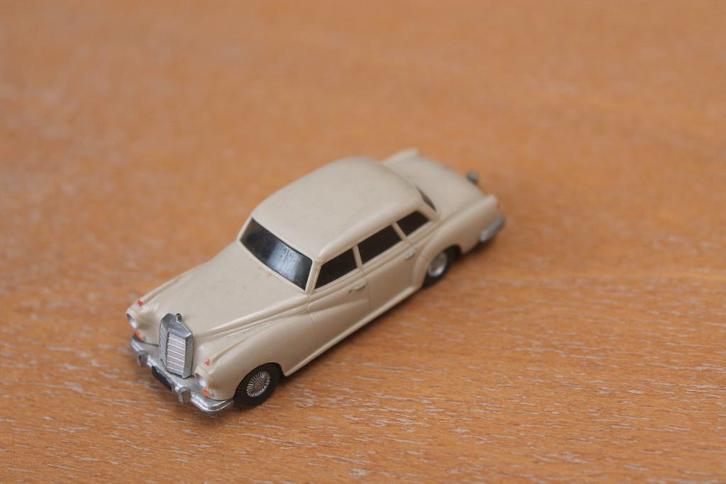 Geelgrijze Mercedes 300 D Adenauer van Wiking, Hobby en Vrije tijd, Modelauto's | 1:87, Gebruikt, Auto, Wiking, Ophalen of Verzenden
