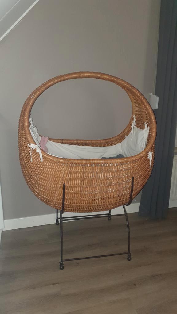 Rotan wieg op standaard.  Celine, Kinderen en Baby's, Babywiegjes en Ledikanten, Zo goed als nieuw, Wieg, Ophalen