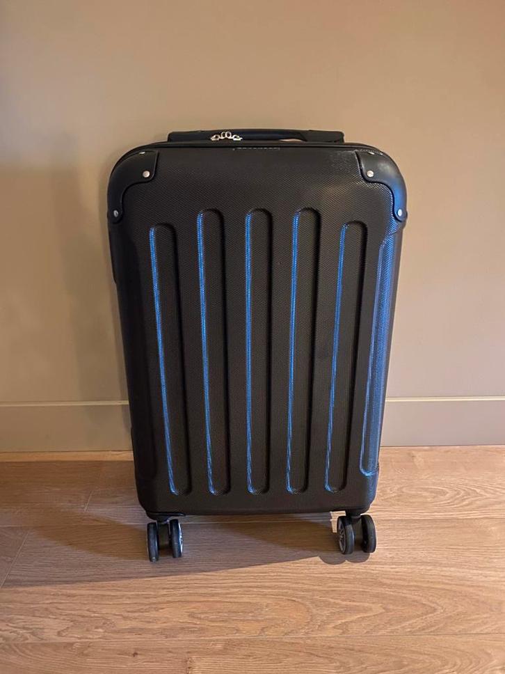 Zwarte Trvlmore (kleine) koffer 38 l (2x gebruikt!!), Sieraden, Tassen en Uiterlijk, Koffers, Zo goed als nieuw, Hard kunststof