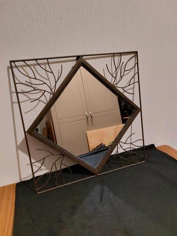 Spiegel met metalen frame beschikbaar voor biedingen