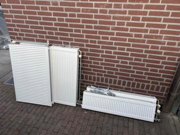 Set 5 radiatoren inclusief toebehoren beschikbaar voor biedingen