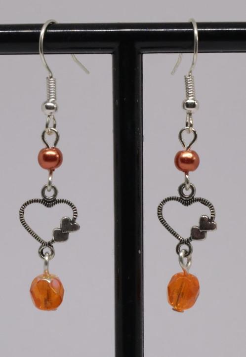 Oorbellen met een hartje en oranje 6x8 mm kralen en pareltje, Sieraden, Tassen en Uiterlijk, Oorbellen, Nieuw, Hangers, Overige materialen