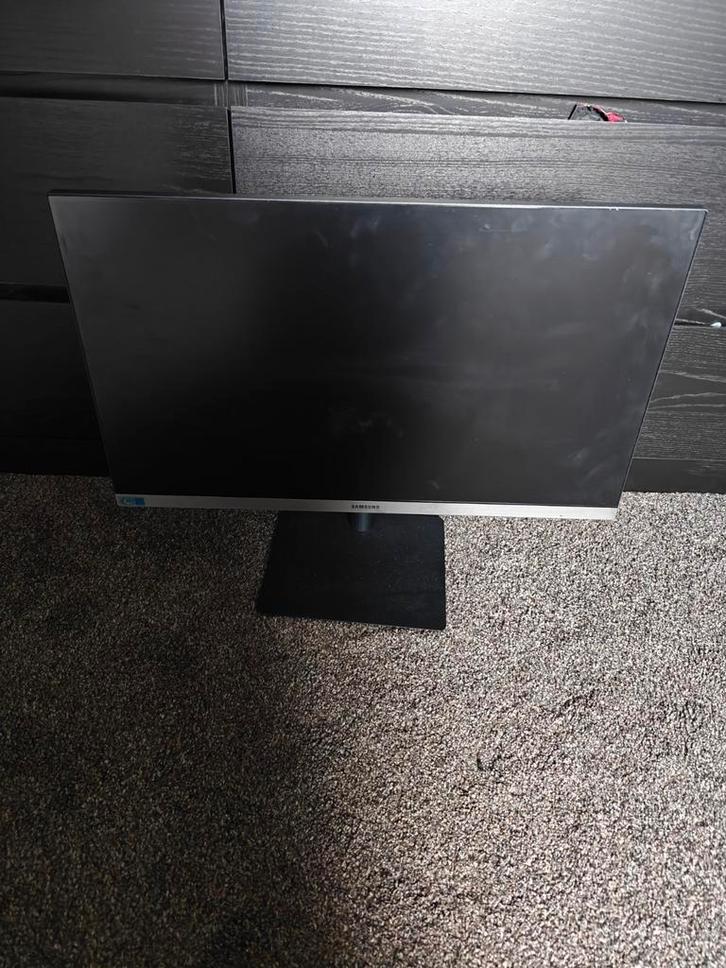 Samsung monitor 24 inch, Computers en Software, Monitoren, Zo goed als nieuw, 60 Hz of minder, HDMI, USB-C, In hoogte verstelbaar