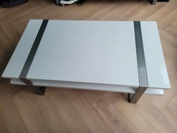 Hoogglans witte salontafel beschikbaar voor biedingen