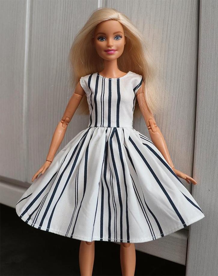 Barbie kleding nieuw - Korte jurk strepen wit met zwart, Kinderen en Baby's, Speelgoed | Poppen, Nieuw, Barbie, Ophalen of Verzenden