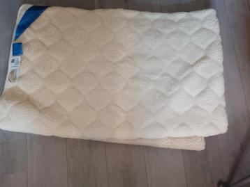 Matrasbeschermer en dekbed zomer/winter wol beschikbaar voor biedingen