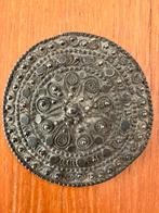 Bodemvondst grote zilveren knoop/fibula ?, Ophalen of Verzenden, Zilver