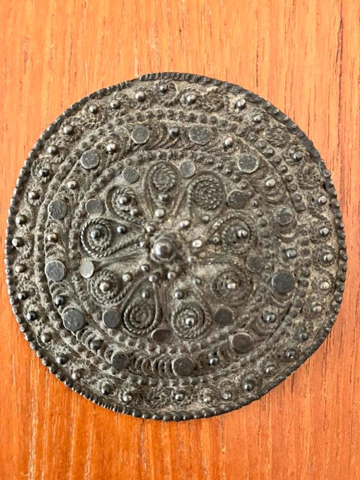 Bodemvondst grote zilveren of verzilverde knoop/fibula ?, Antiek en Kunst, Antiek | Goud en Zilver, Zilver, Ophalen of Verzenden