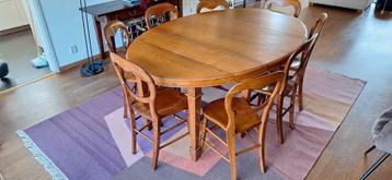 Antieke ovalen (eet-)tafel met 8 bijbehorende stoelen.   beschikbaar voor biedingen