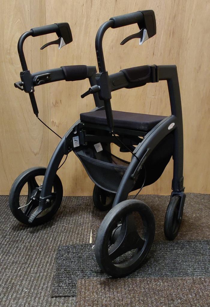 Rollz Motion matt black - rollator en rolstoel in één, Diversen, Rolstoelen, Zo goed als nieuw, Duwrolstoel, Inklapbaar, Ophalen