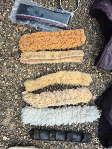 Verschillende hoofdstel onderleggers of bontjes beschikbaar voor biedingen