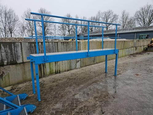 Trap met plateau / spuit plaats plateau Loopplateau hoog 1.2, Doe-het-zelf en Verbouw, Ladders en Trappen, Zo goed als nieuw, Minder dan 2 meter