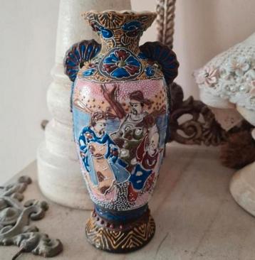 Bijzonder Japans vaasje van aardewerk/handbeschilderd  beschikbaar voor biedingen