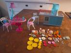 Keuken en eettafel voor Barbies met assesoires, Ophalen of Verzenden
