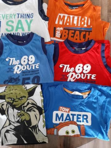 Een stapel kleurrijk oksel shirtjes in verschillende maten. beschikbaar voor biedingen
