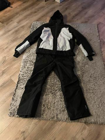 Leuke ski jas en bijbehorende ski broek beschikbaar voor biedingen