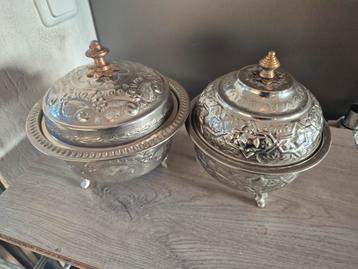 2 mooie schalen met deksel  beschikbaar voor biedingen