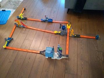 Hot Wheels Robot tracks en 25 auto's beschikbaar voor biedingen