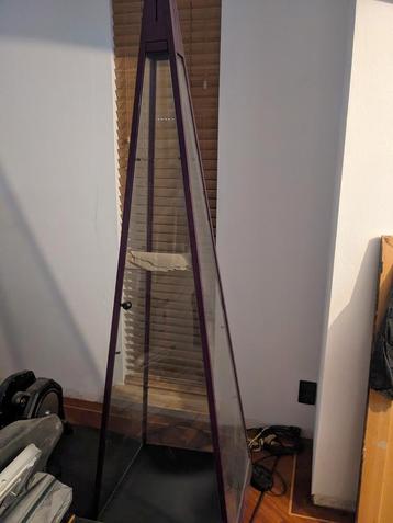Piramide vitrine kast met verlichting  beschikbaar voor biedingen