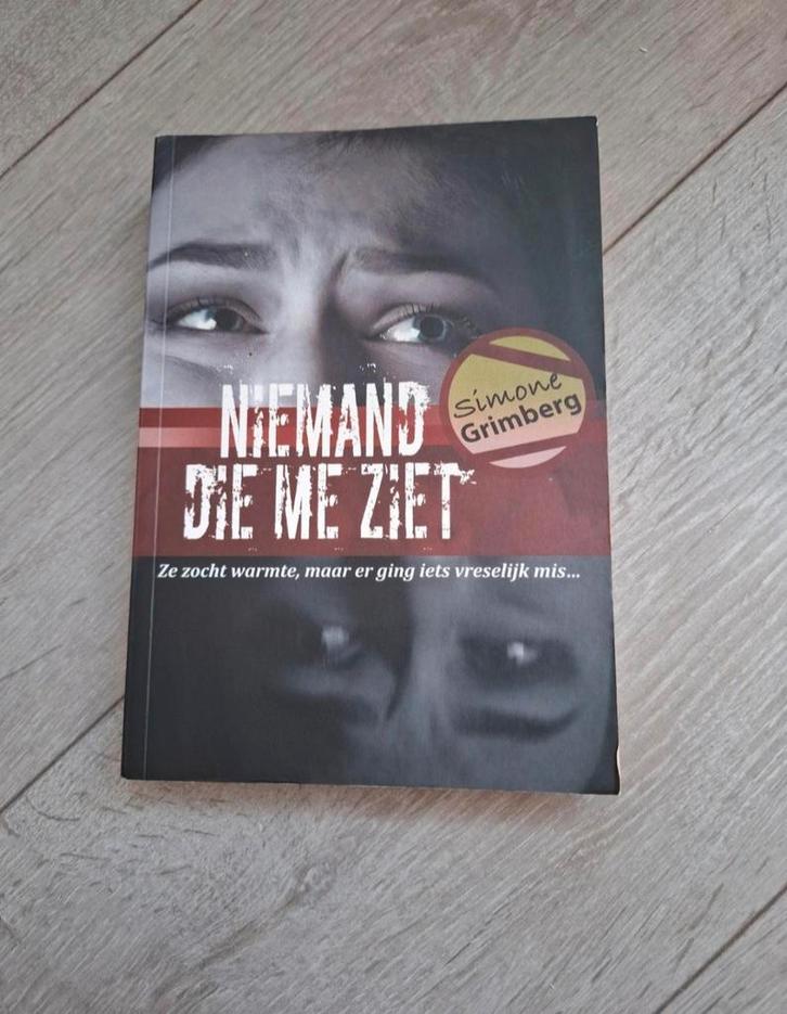 Niemand die me ziet - Simone Grimberg, Boeken, Thrillers, Zo goed als nieuw, Ophalen of Verzenden
