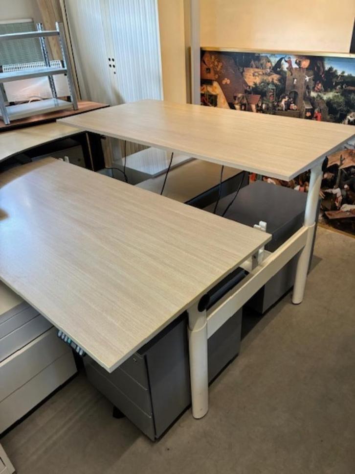 Ahrend Elektrisch Duo Bureau, Huis en Inrichting, Bureaus, Gebruikt, Bureau, Elektrisch, In hoogte verstelbaar, Ophalen