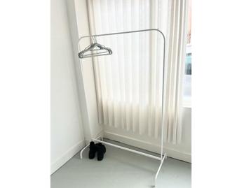 Metalen kledingrek met hangers beschikbaar voor biedingen