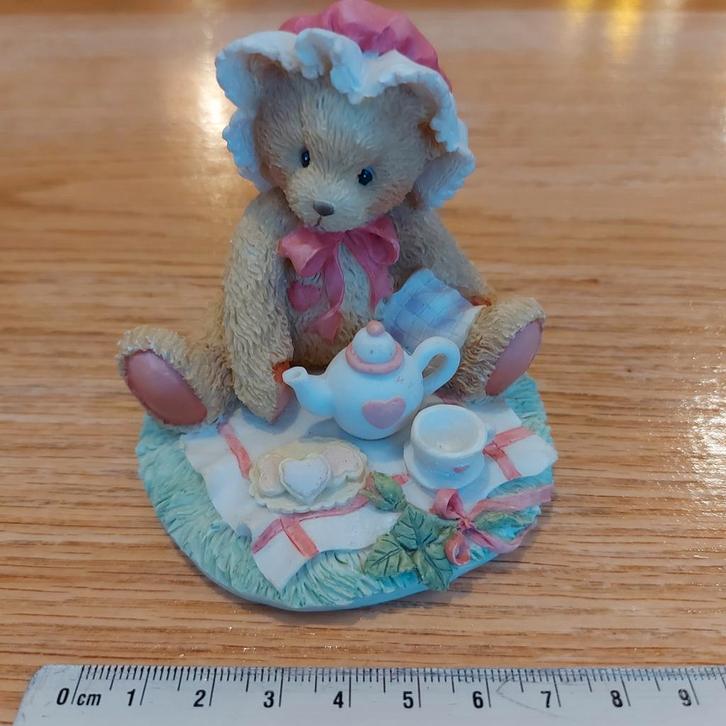 Schattig Beertje met Theeservies Figuur, Verzamelen, Beelden en Beeldjes, Zo goed als nieuw, Dier, Ophalen of Verzenden